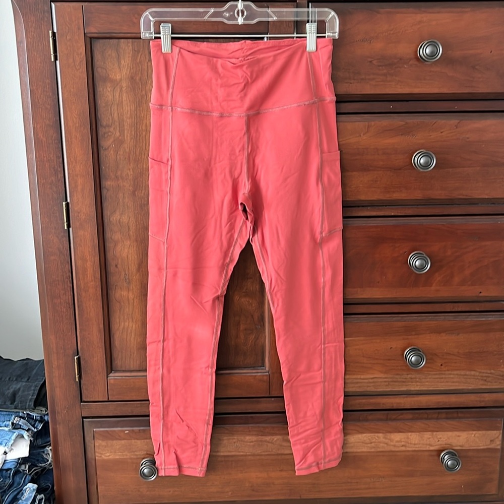 Maven cropped leggings in a cute dark coral color! Stretchy & comfortable!